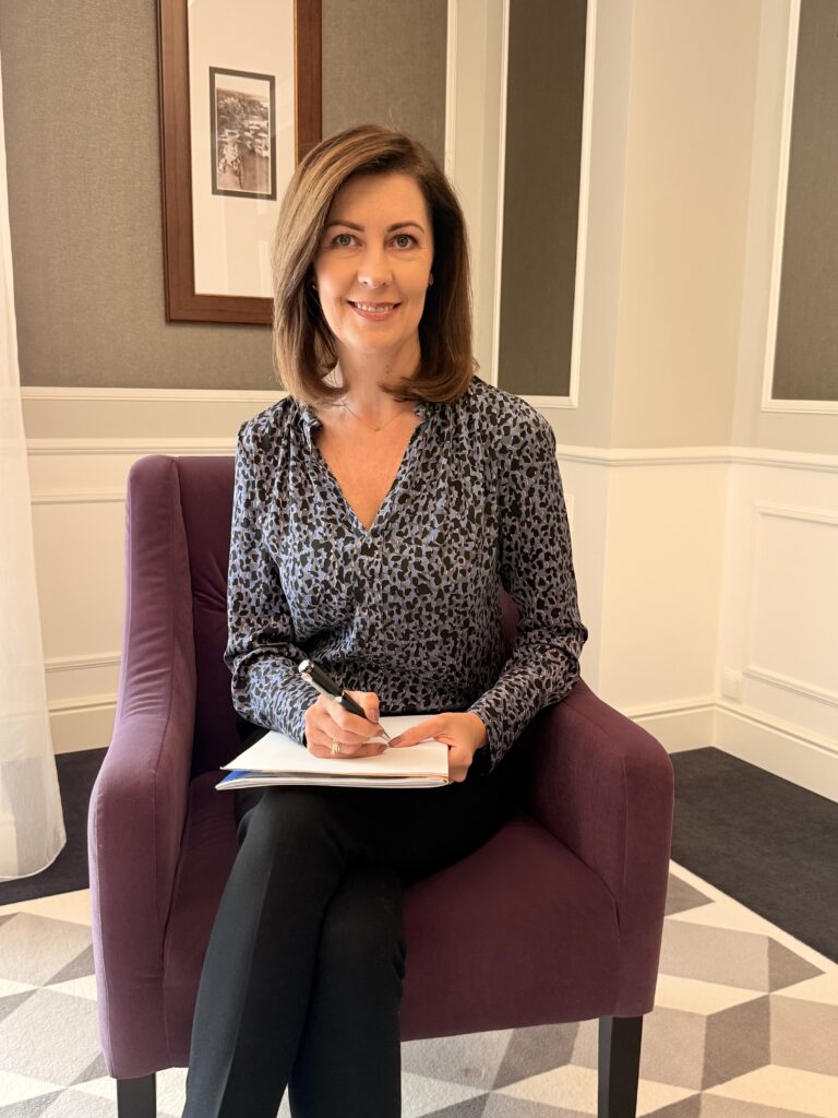 Sandra Szczudłowska – trenerka etykiety biznesowej podczas konsultacji z klientem